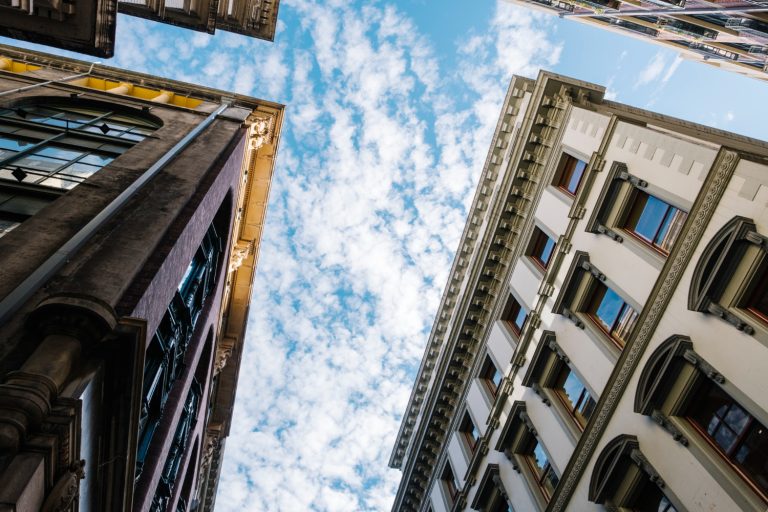 Rénover un appartement en étage à Bruxelles sans bloquer les communs : quelle logistique prévoir ?
