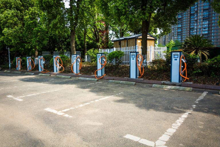 Faut-il élargir la largeur d’une place de parking pour les véhicules électriques ?