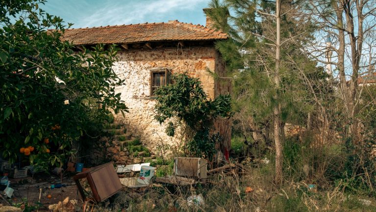 Maison abandonnée à donner : succession ou don manuel, que dit vraiment la loi ?
