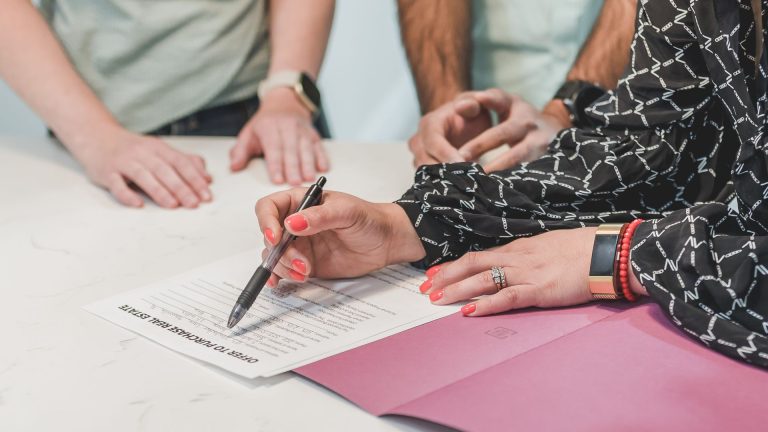 Carte professionnelle immobilier : pourquoi la renouveler ?